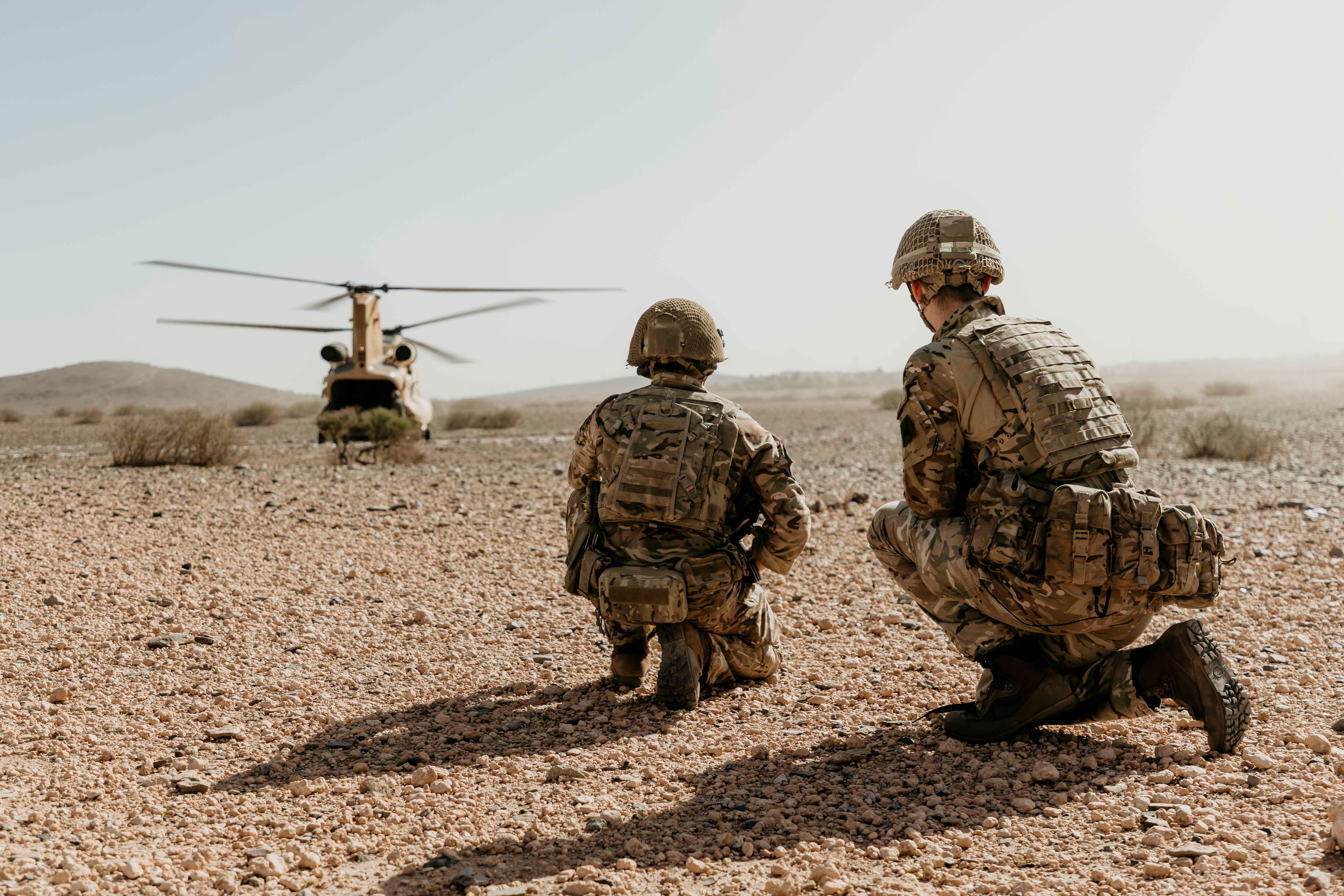 SDSC troops with Chinook in desert